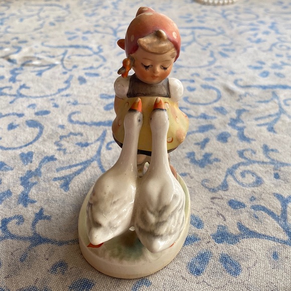 1956 vintage Hummel Figurine.  Girl with 2 geese. - Picture 1 of 8